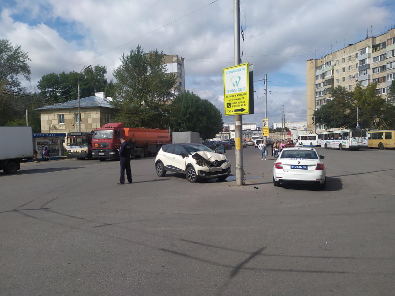 На улице Островского в Рязани автоледи не разъехалась со столбом